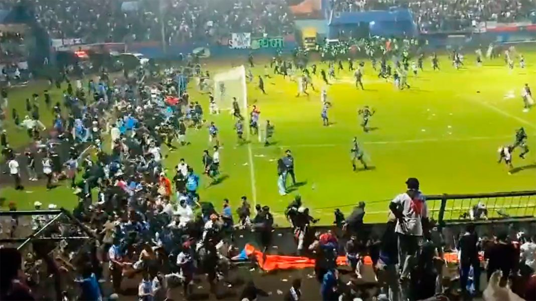 tragedia-en-el-futbol-de-indonesia:-mas-de-100-muertos-en-enfrentamientos