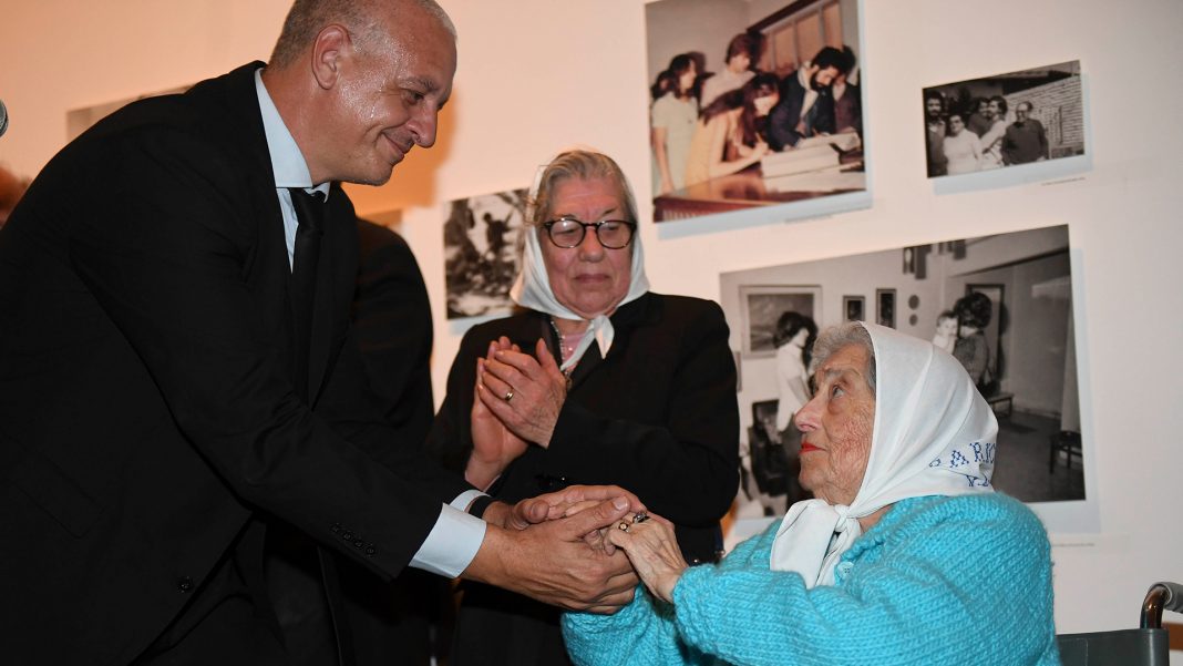 el-cck-homenajea-a-hebe-de-bonafini-con-una-muestra-fotografica-sobre-su-vida