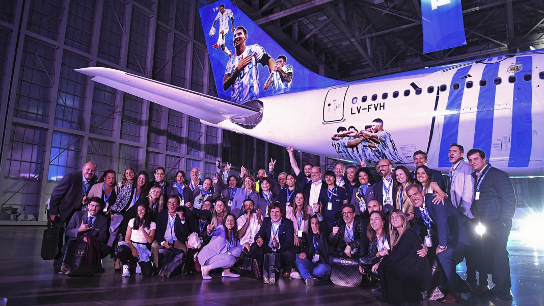 aerolineas-presento-el-avion-que-llevara-a-los-hinchas-al-mundial