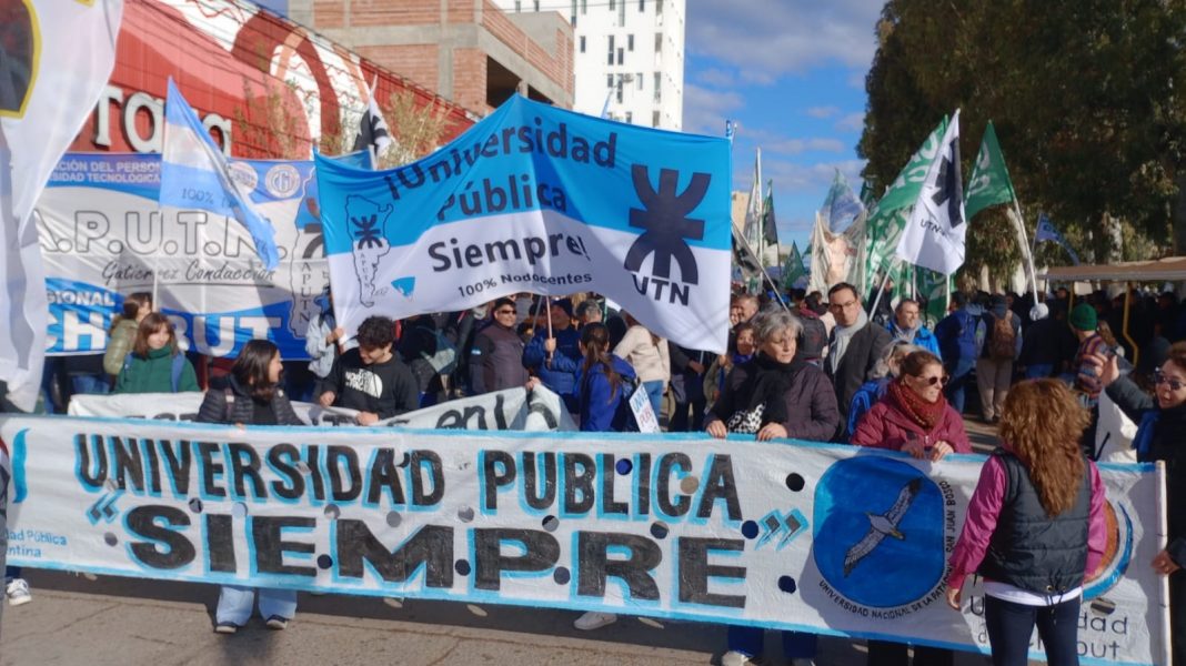 una-multitud-marcho-en-chubut-en-defensa-de-la-educacion-publica